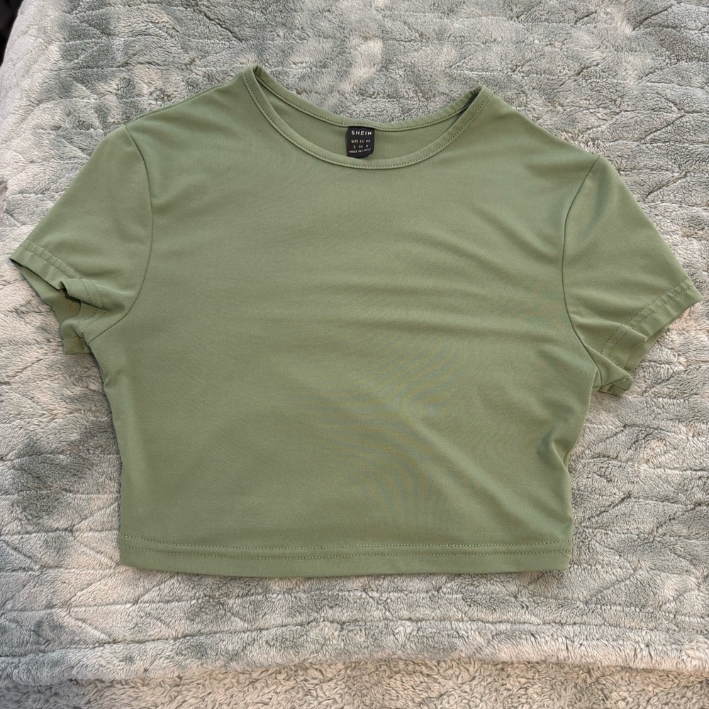 SHEIN SAGE GREEN SHORT SLEEVE CROPPED TEE